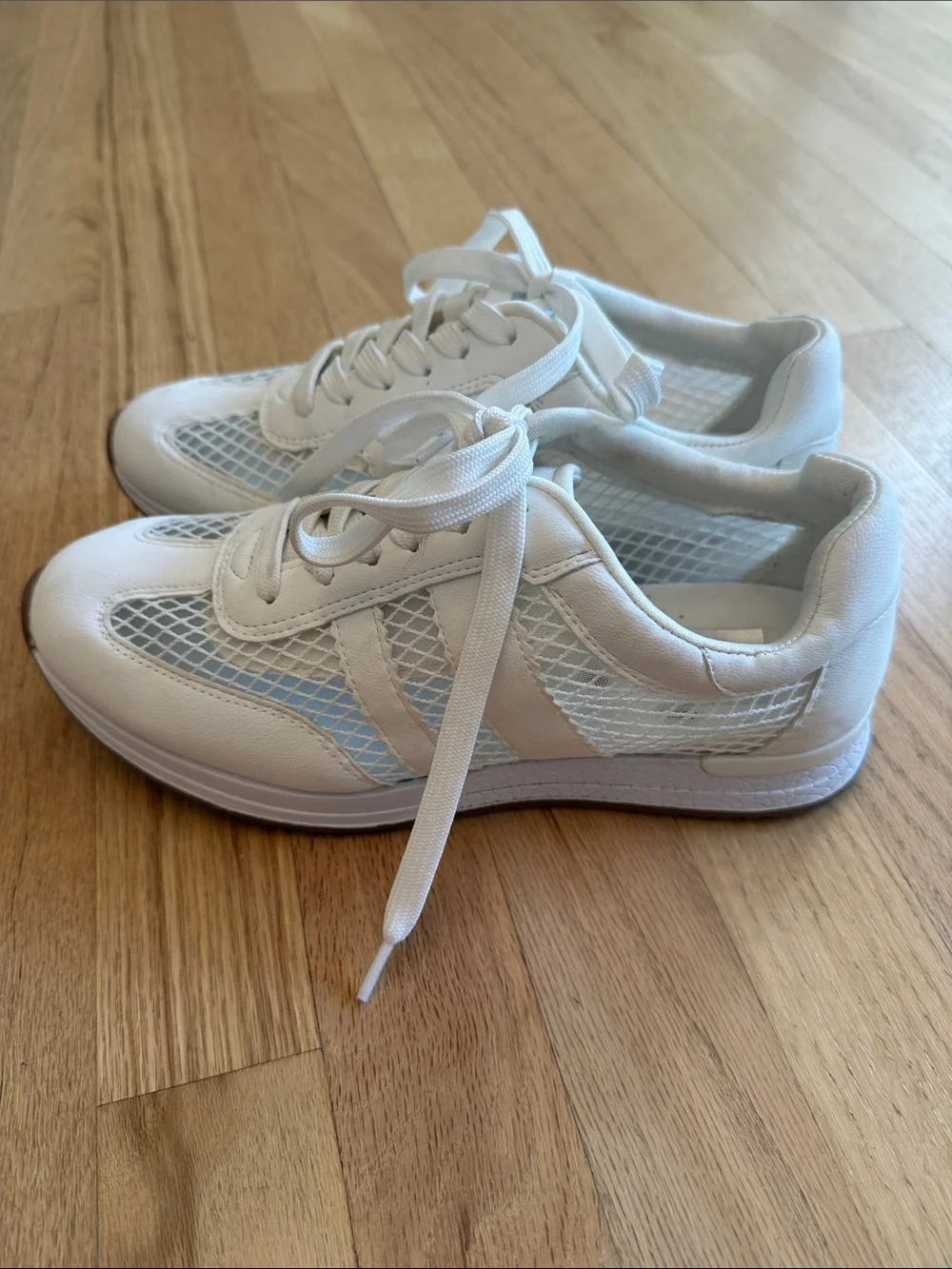 Like New! Dolce Vita Zina Retro Mesh Sneakers w/ Gum Sole, sz 8